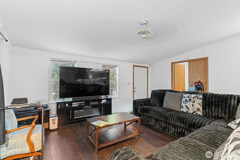 3rd image of 42096 Cedar Street