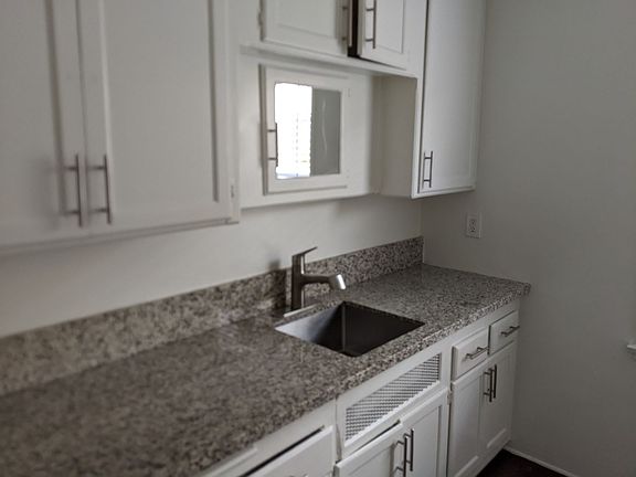 4th image of 922 E 2nd St #17