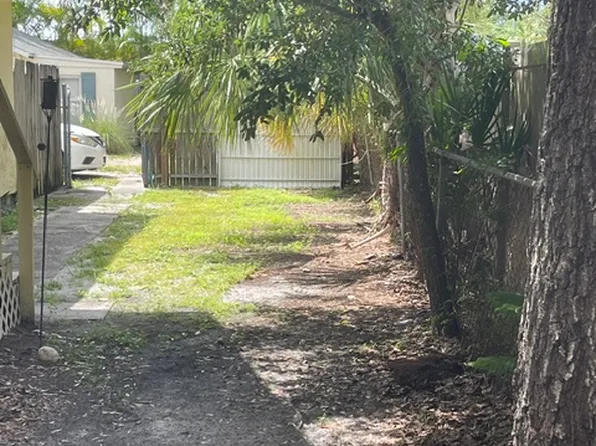 410 28th St W #B, Bradenton, FL 34205