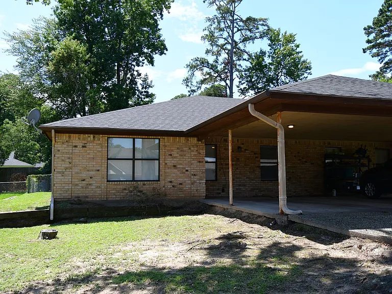 2529 Westminster Dr — Photo 2