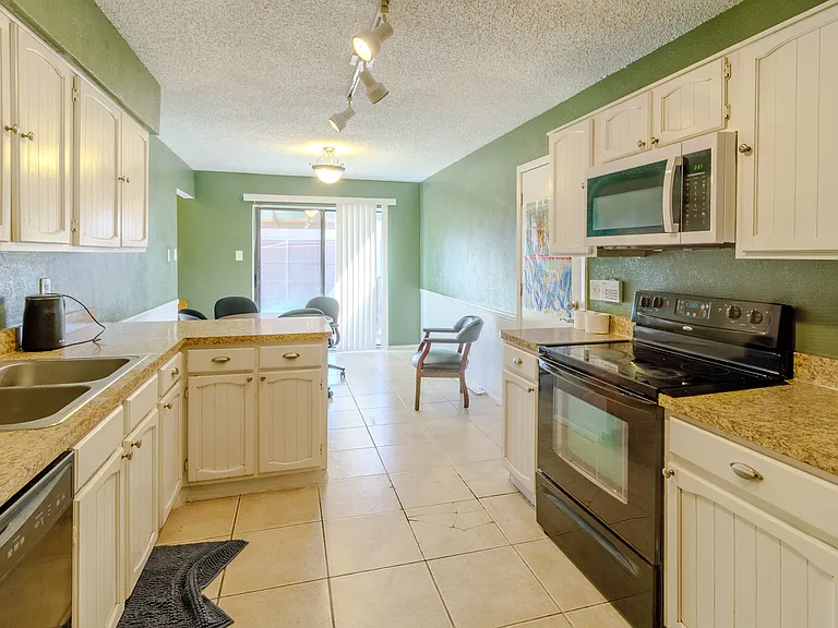 2614 Saint George Dr — Photo 5