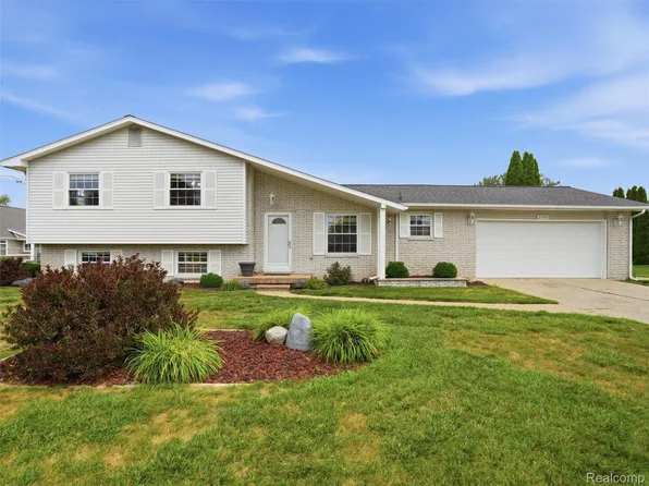 2504 Golden Shores Ct, Fenton, MI 48430
