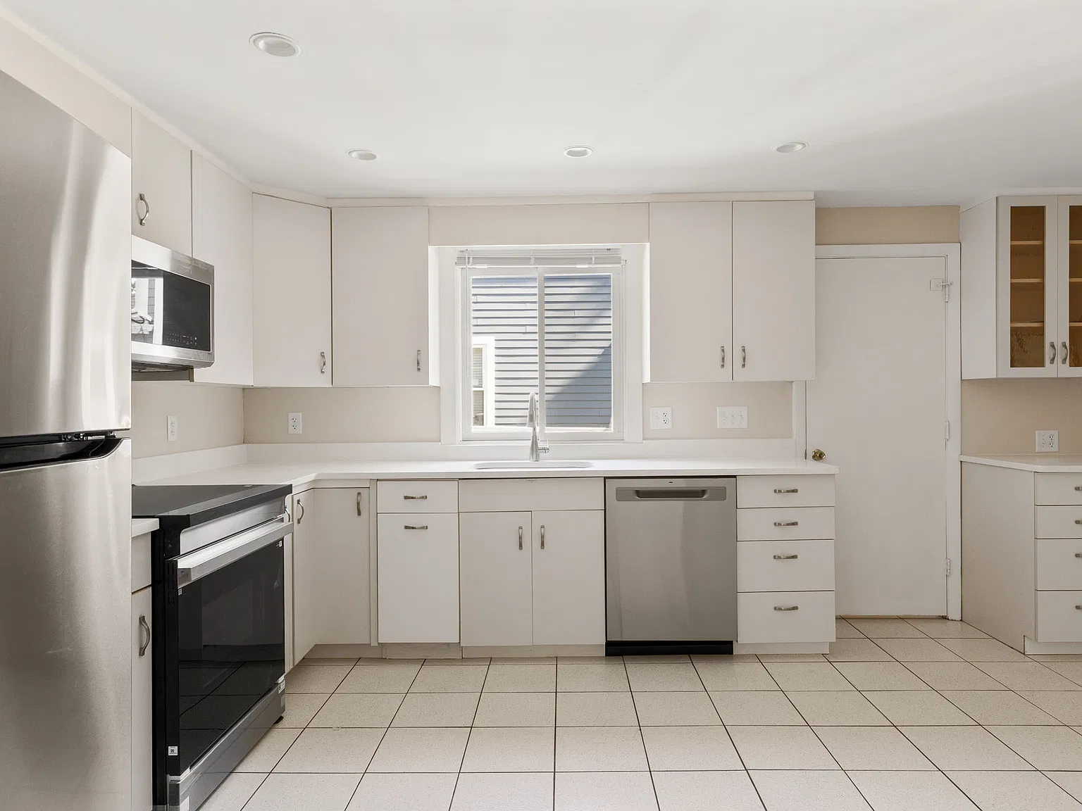 3 bed, 1964 sqft, $3,650 — Photo 3