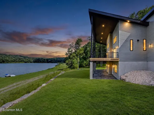 158 Nalla Lake Ln, Dalton, PA 18414