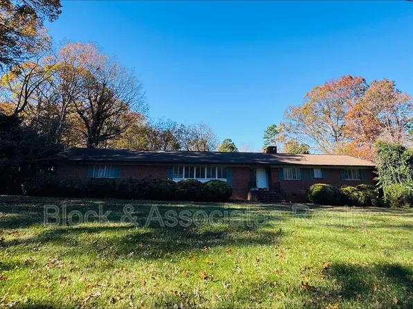 711 N Fayetteville St, Liberty, NC 27298