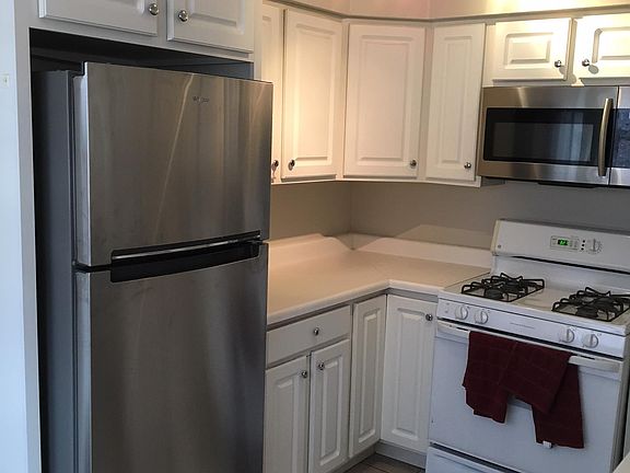 5th image of 6969 N Ashland Blvd Unit 302