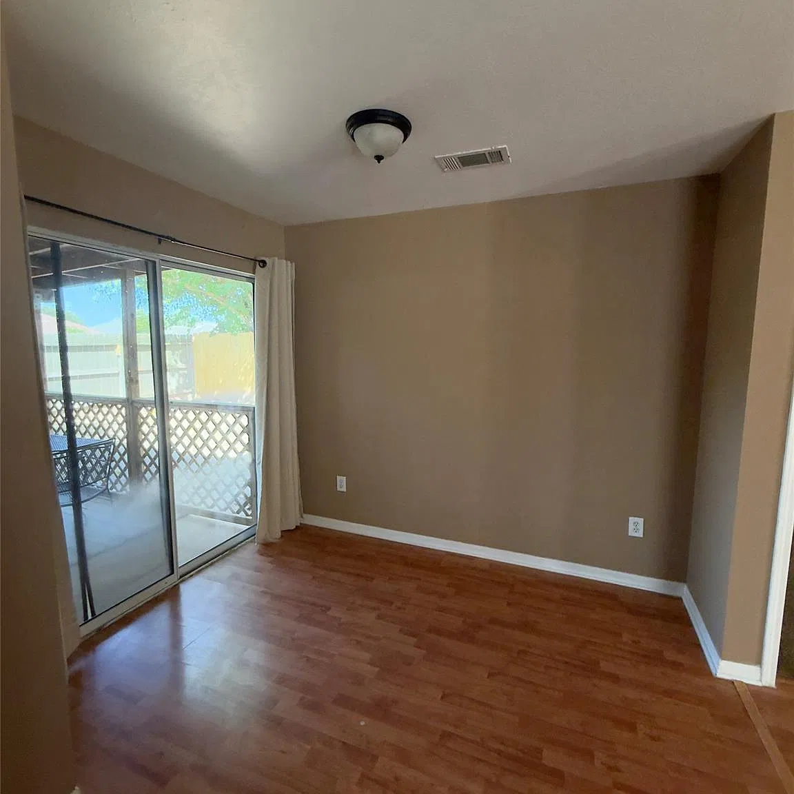 3 bed, 2.0 bath, 1152 sqft, $1,600 — Photo 4