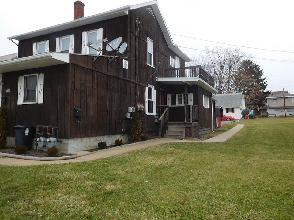  Private entrance and porch off the sidewalk