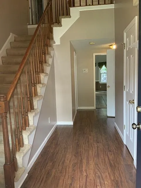 300 Peachtree Ln — Photo 3