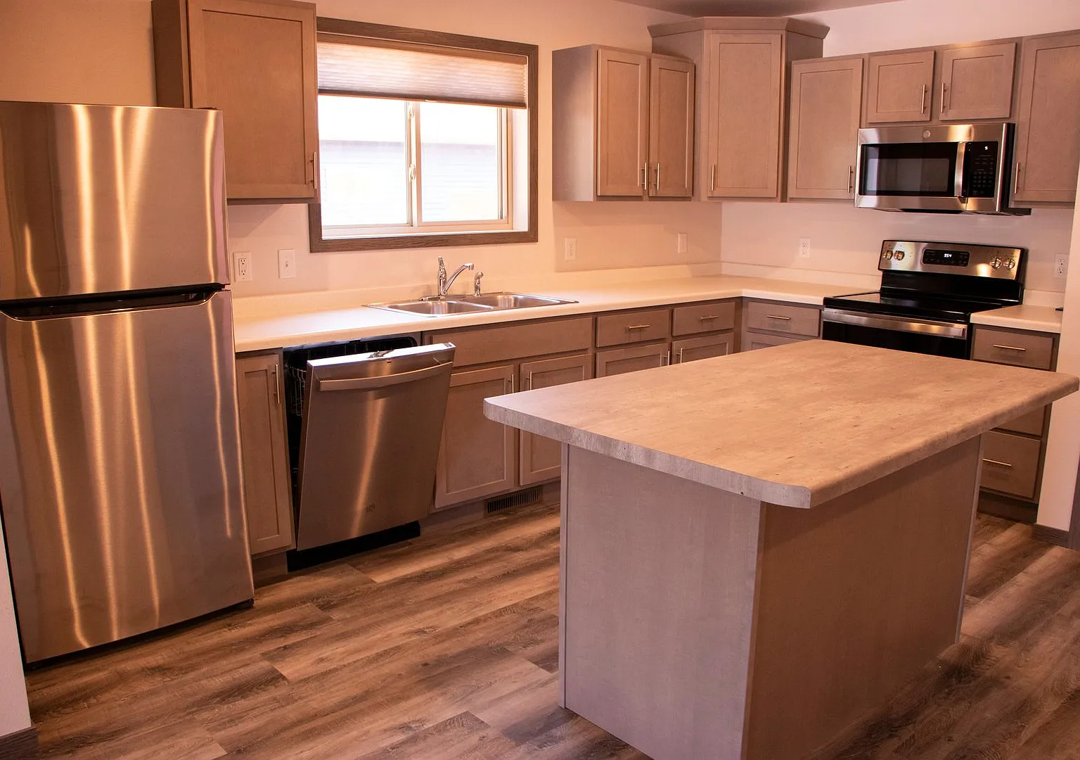 2 Bedroom Townhome! Part of 6-Plex — Photo 2