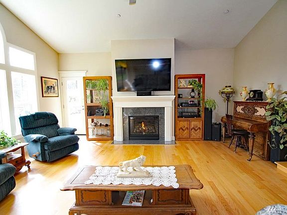 3rd image of 13420 Bear Creek Rd NE