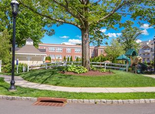 26 Schoolhouse Dr UNIT 303, West Hartford, CT 06110