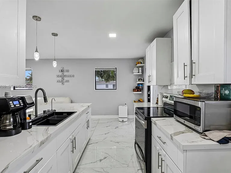 1421 N 68th Ter — Photo 13