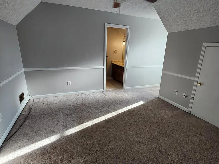 1129 S Maple St — Photo 14