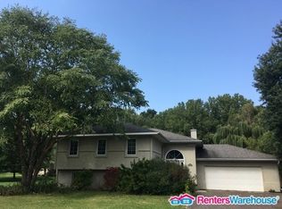 813 Millwood Ave W, Roseville, MN 55113