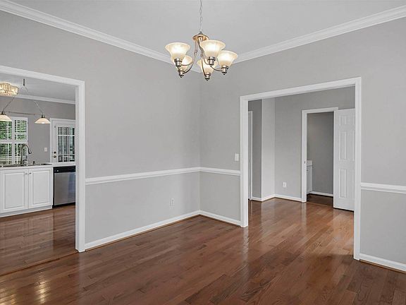 5th image of 412 Ivy Green Ln