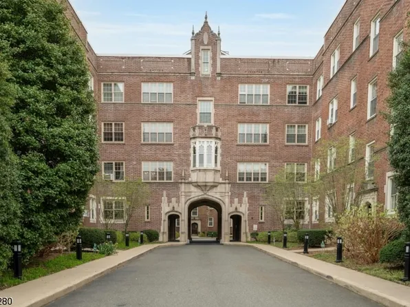 133 Summit Ave, Unit 16 #16, Summit City, NJ 07901