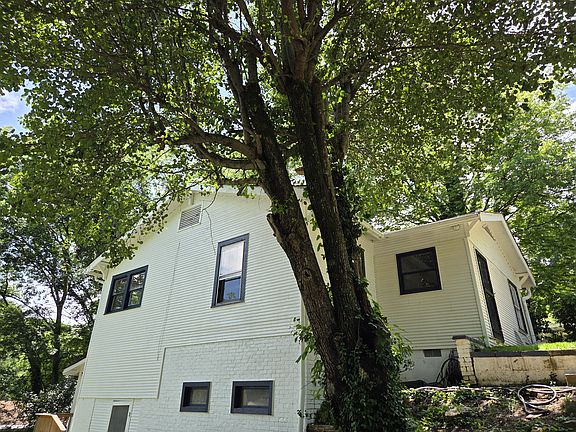 2nd image of 300 Old Mountain Rd