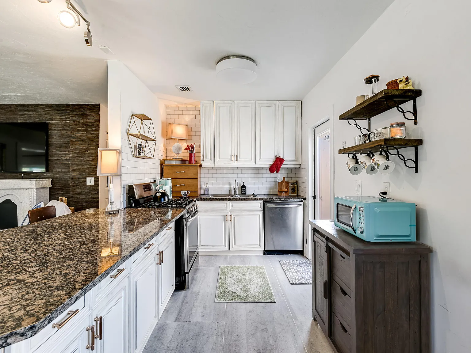2 bed, 2.0 bath, 1076 sqft, $3,600 — Photo 4