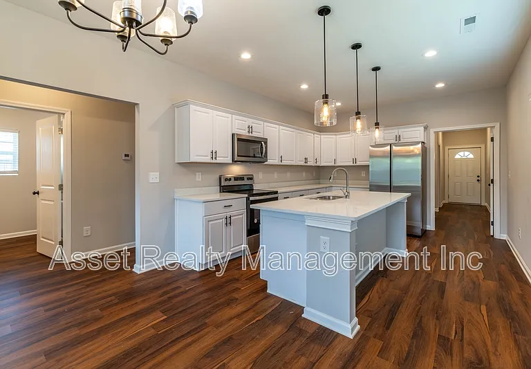 619 Midlake Dr NE — Photo 23