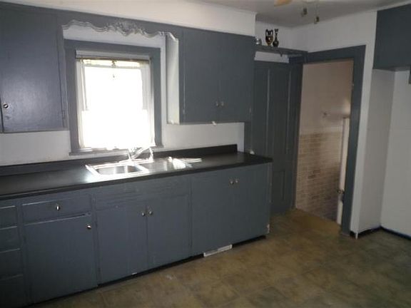 3rd image of 326 S Seymour St