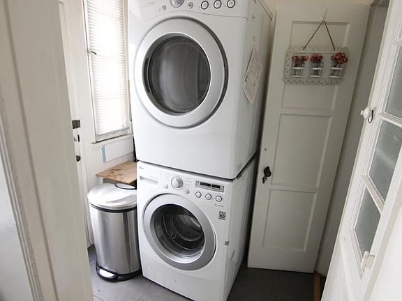 4th image of 422 S Detroit St #426