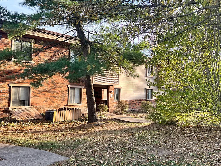 100 Woodhenge Dr — Photo 3