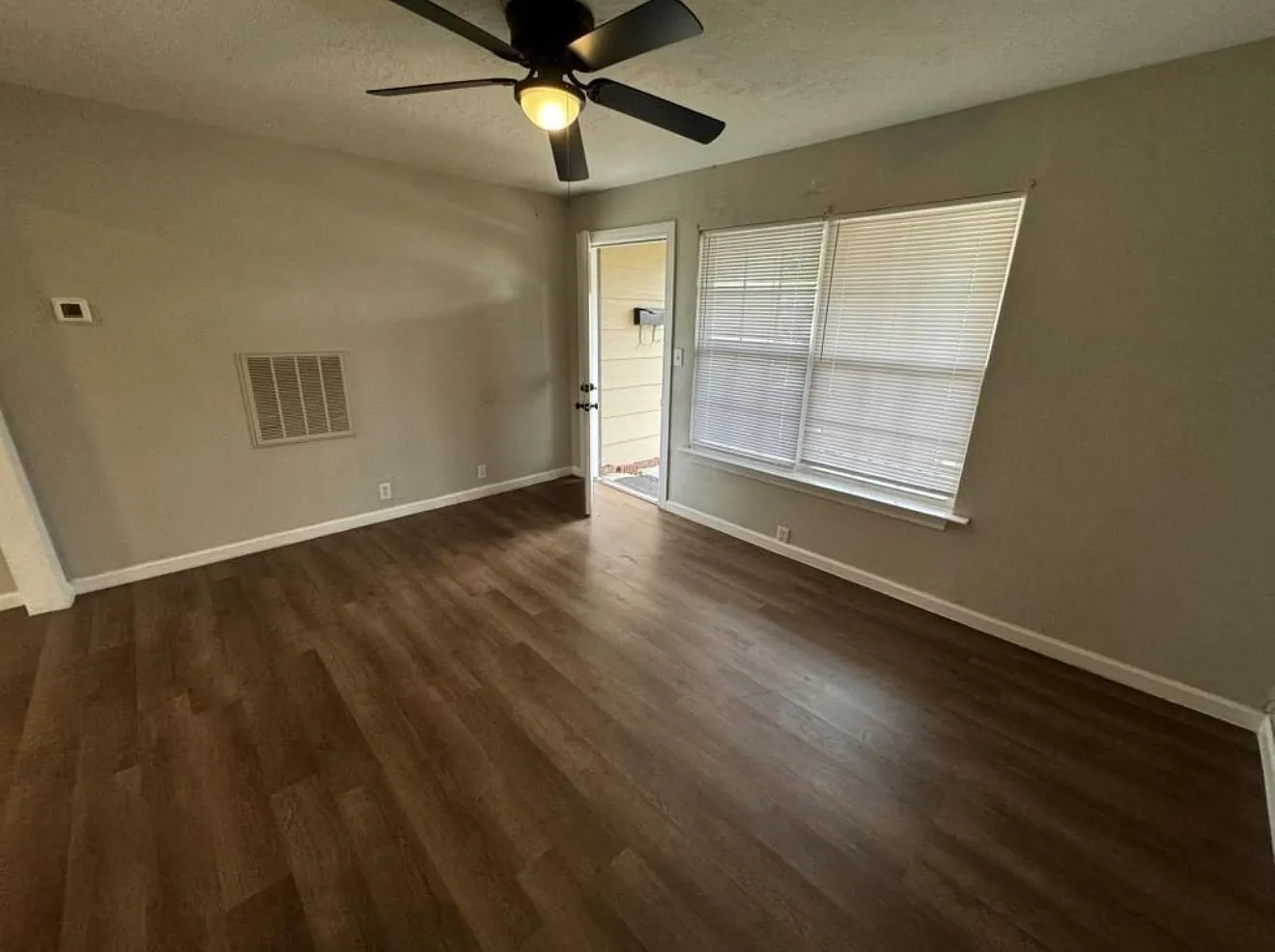 3 bed, 936 sqft, $1,100 — Photo 3