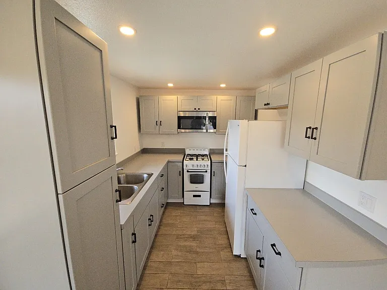 1350 Hallen Dr — Photo 8