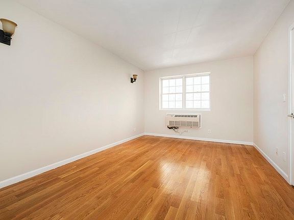 5th image of 90 Sullivan Pl #2H