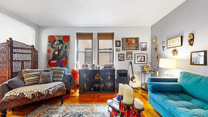 Sold by Bizzarro Agency | media 5