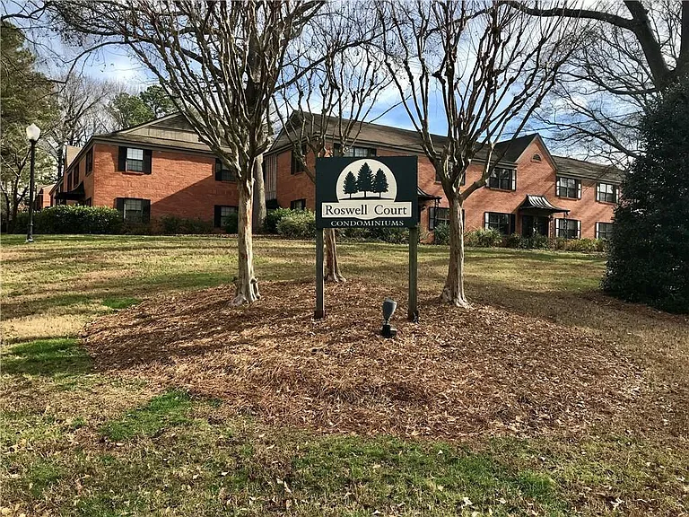 75 Roswell Ct NE — Photo 2