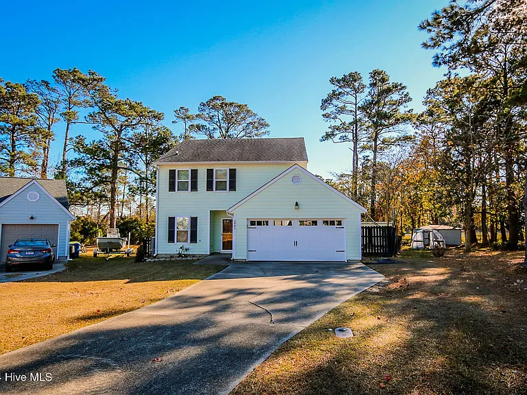 2901 Mandy Ln — Photo 2