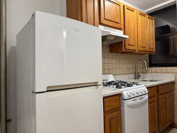 2nd image of 247 E 94th St APT 3