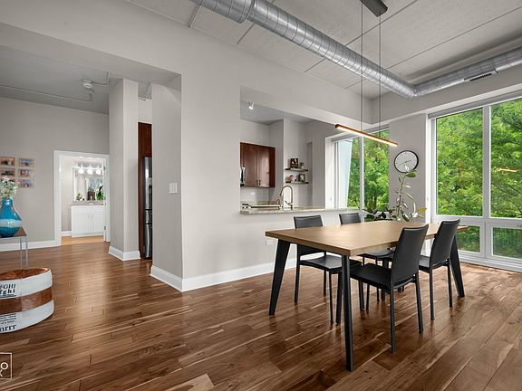 3rd image of 4846 N Clark St APT 209