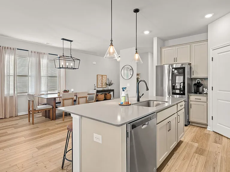 565 Abigail St — Photo 10