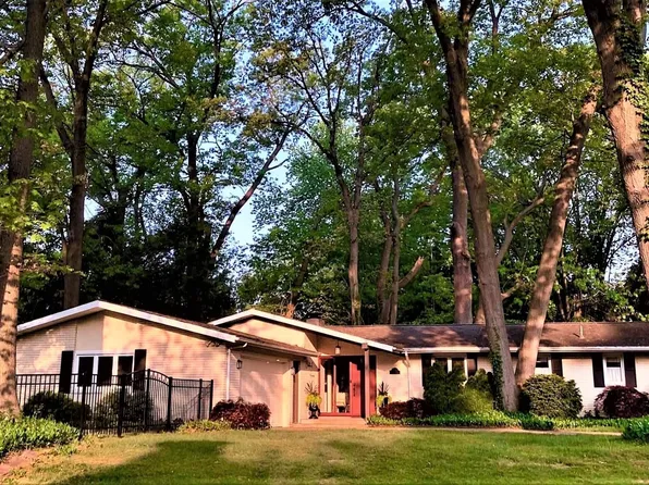 5680 Golden Crst, Stevensville, MI 49127