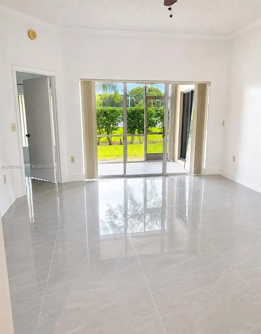 California Courts Condo — Photo 3