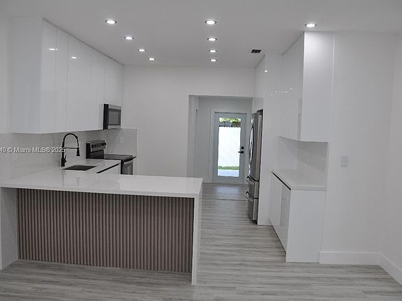 5th image of 261 NW 46th Ave #1