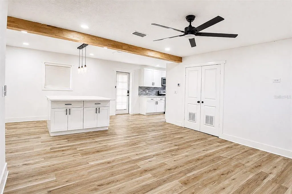 3 bed, 2.0 bath, 1054 sqft, $2,395 — Photo 3
