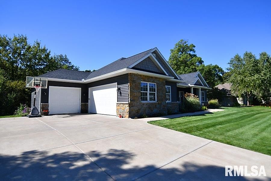 1st image of 16 Oakmont Dr
