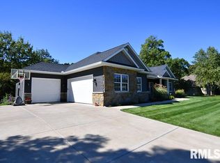 16 Oakmont Dr, Coal Valley, IL 61240
