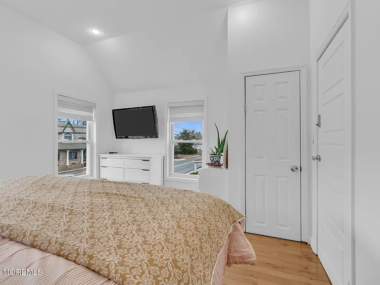 323 Roosevelt Ave — Photo 15