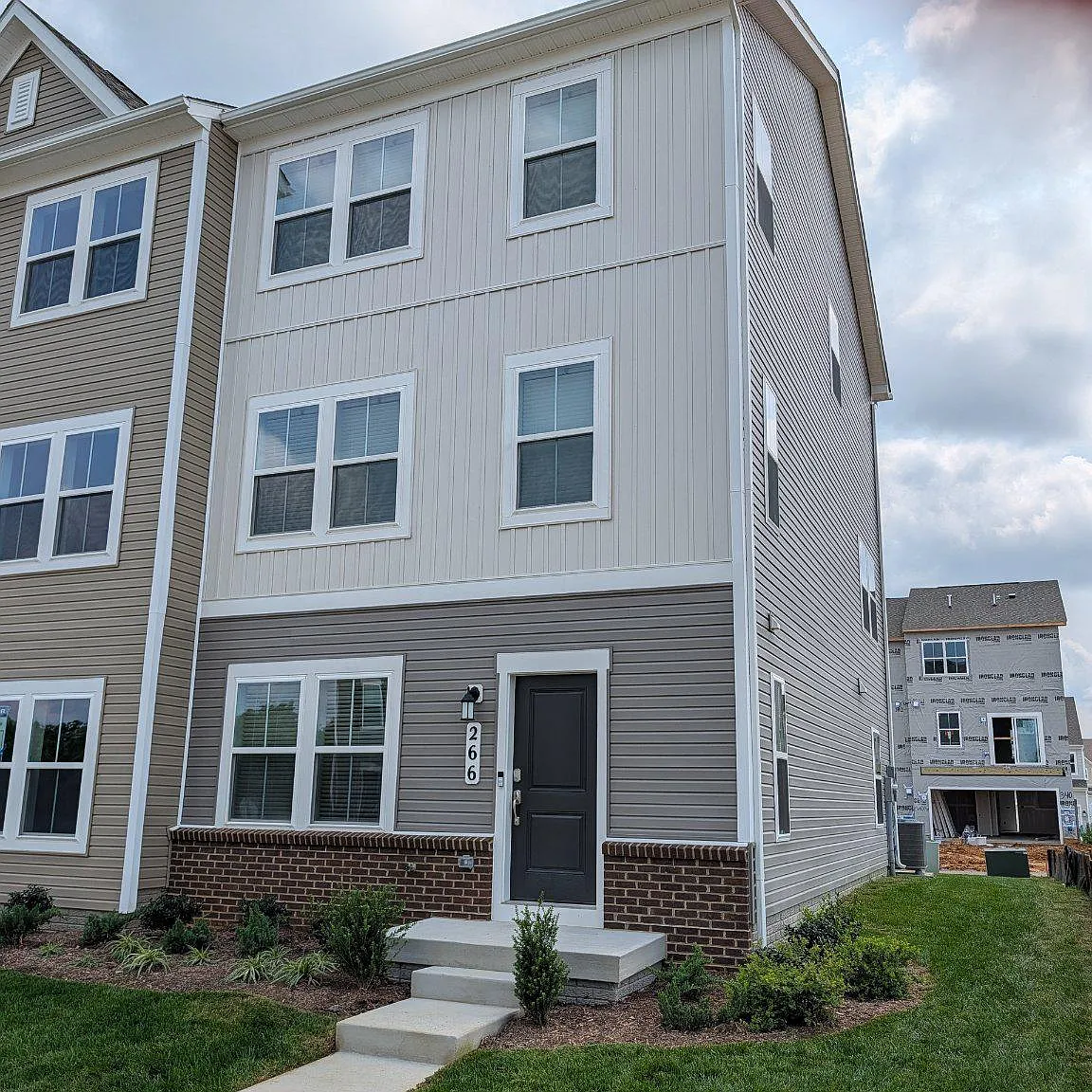 3 bed, 4.0 bath, 1794 sqft, $2,200 — Photo 1
