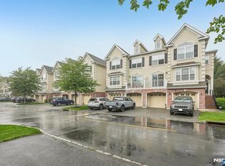 150 Blue Heron Dr, Secaucus, NJ 07094