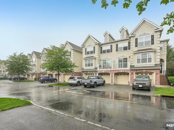 150 Blue Heron Dr, Secaucus, NJ 07094