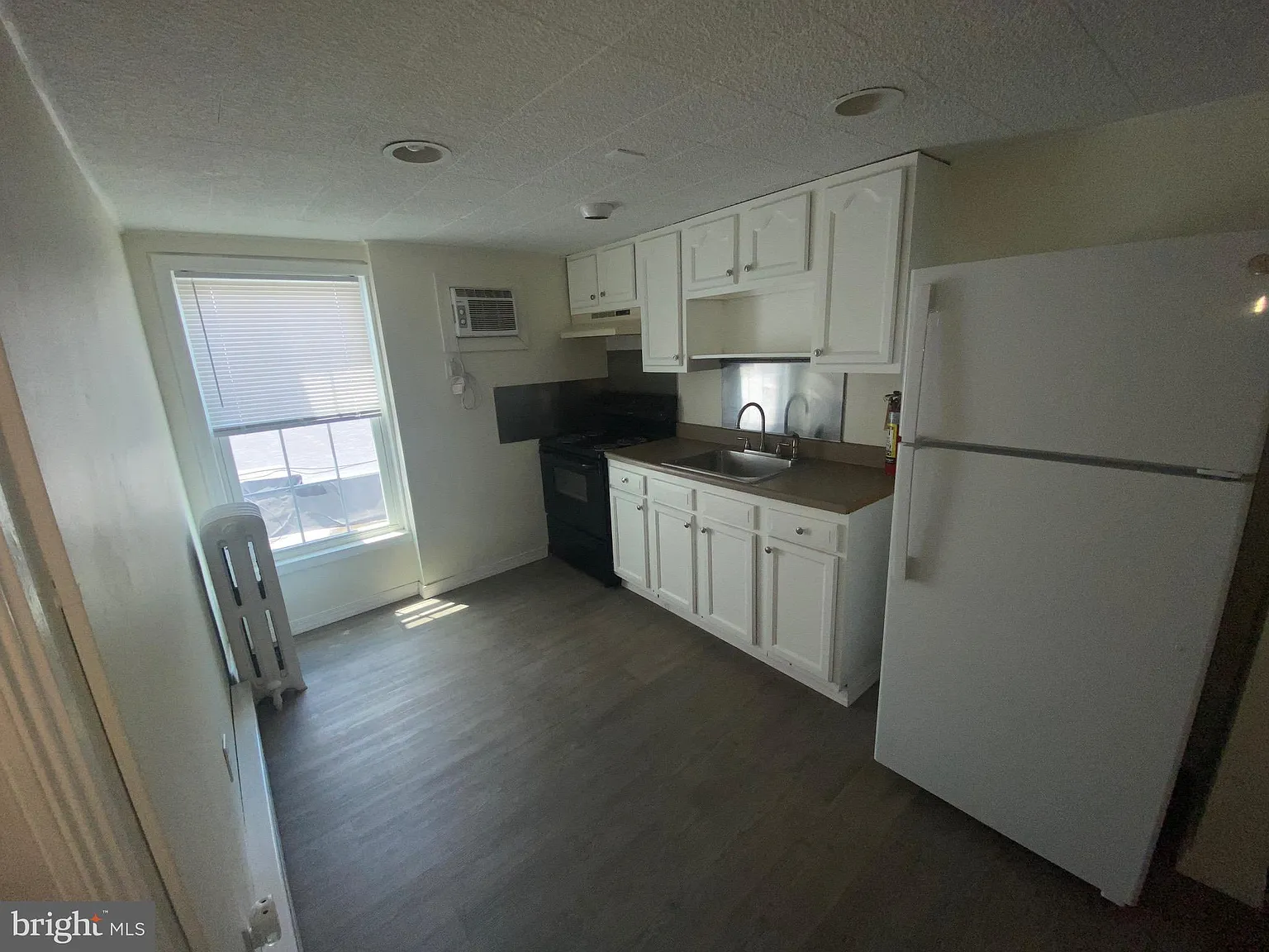 3 bed, 1.0 bath, $1,695 — Photo 1