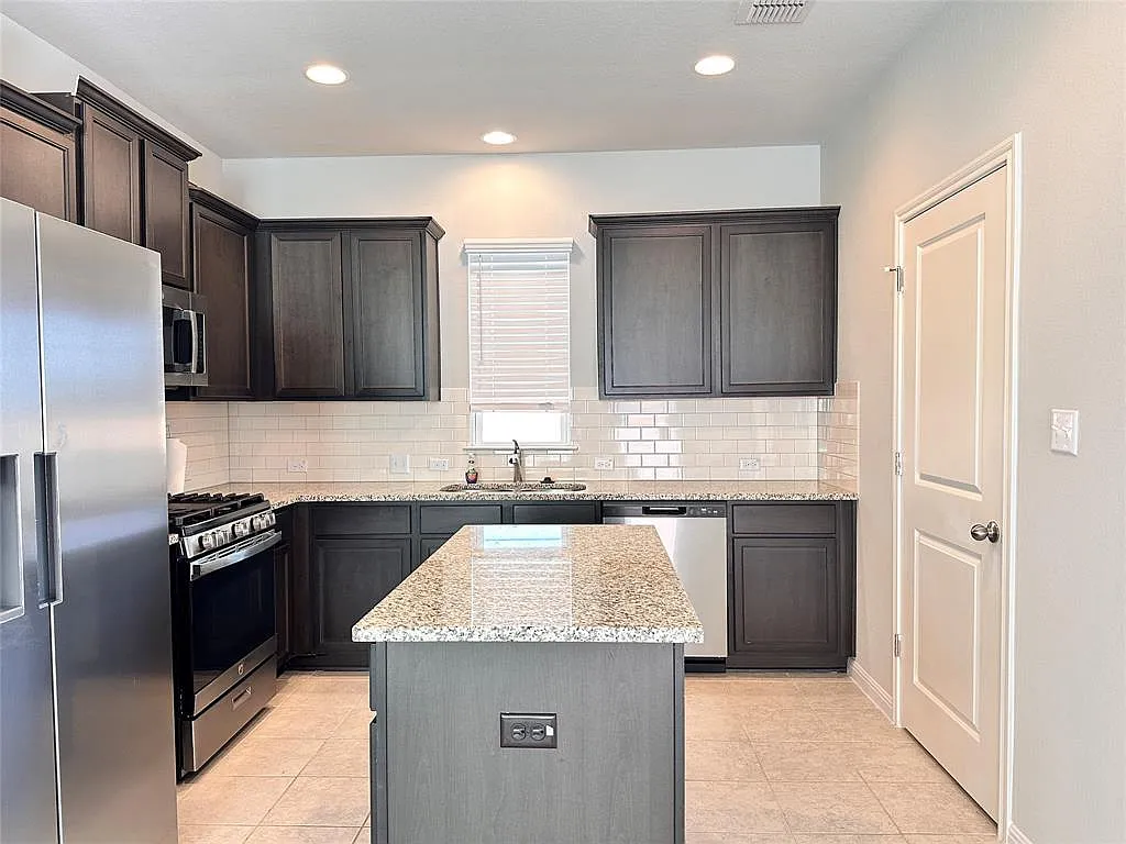 3 bed, 2.0 bath, 1108 sqft, $1,749 — Photo 3