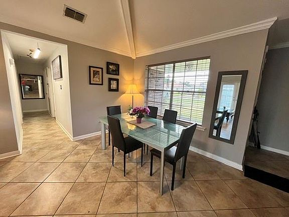 5th image of 837 Dolphin Ct
