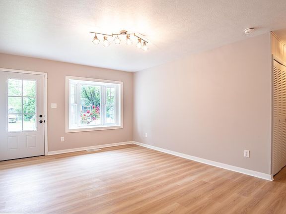 5th image of 3212 S Fairington Dr